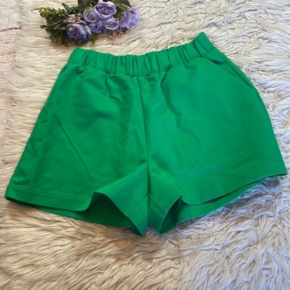 Good American Summer Green Elastic Waist High Rise Weekend Shorts - Picture 2 of 11